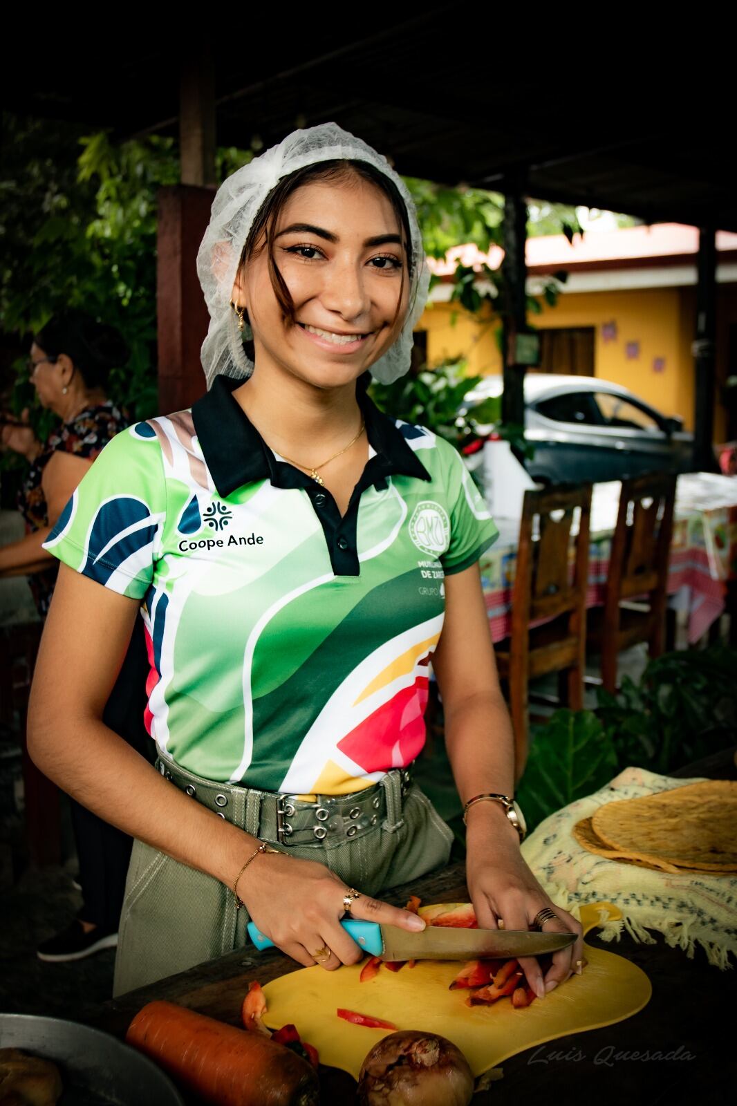 Sofía (19 años) e Indira (22 años) Leal Mora viven en barrio Panamá, en Santa Cruz de Guanacaste. Ambas están en la sección de vientos de la Banda de Zarcero, Sofía toca la flauta transversal e Indira el saxofón alto.