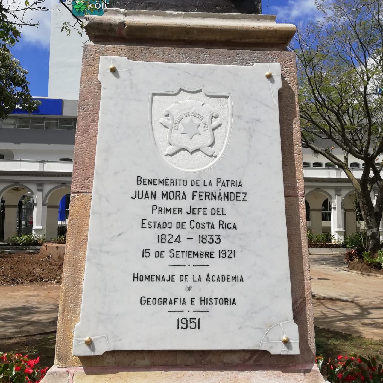 El monumento de nuestro primer jefe de Estado y benemérito de la patria, Juan Mora Fernández, ya volvió al lugar a donde fue colocada originalmente en 1921, para la celebración de los primeros cien años de vida independiente: frente a la entrada principal del Teatro Nacional