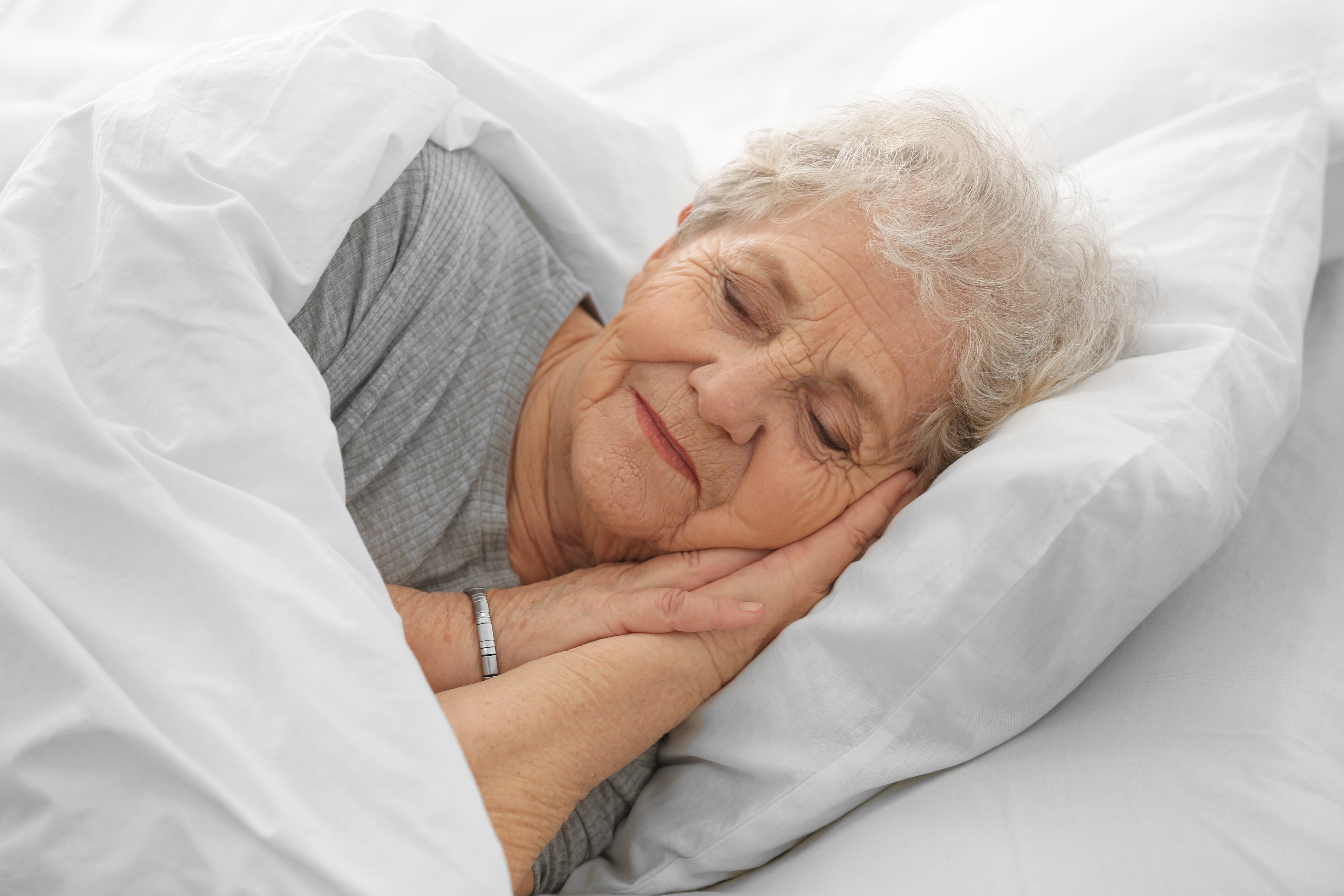 Sí es importante detectar si hay problemas de insomnio en el adulto mayor para garantizar la calidad del sueño.
Fotografía: Shutterstock