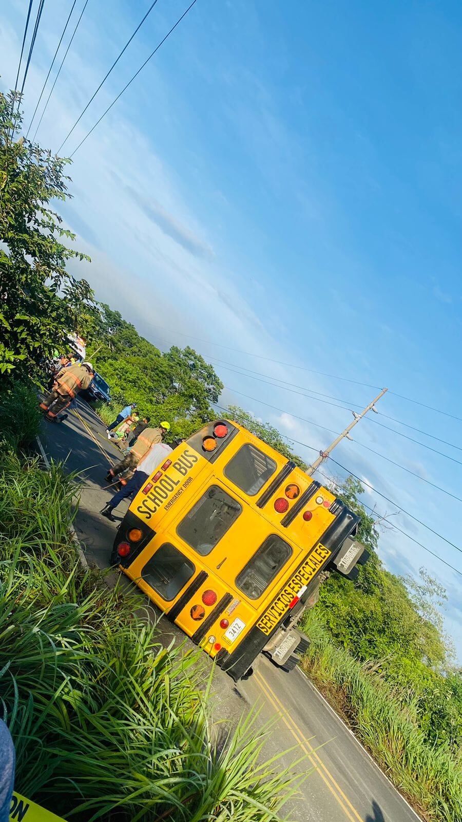 Un bus que al aparecer llevaba 45 trabajadores de una constructora se volcó sobre la carretera y esta situación generó que los ocupantes sufrieran fuertes golpes y uno de ellos quedara en condición grave.