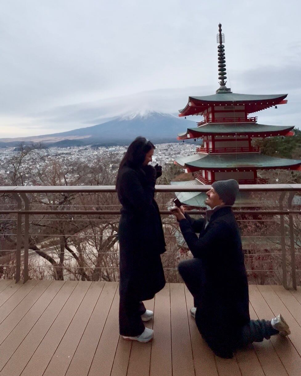 LuisGa Loría se comprometió con su novia Mónica Barboza.