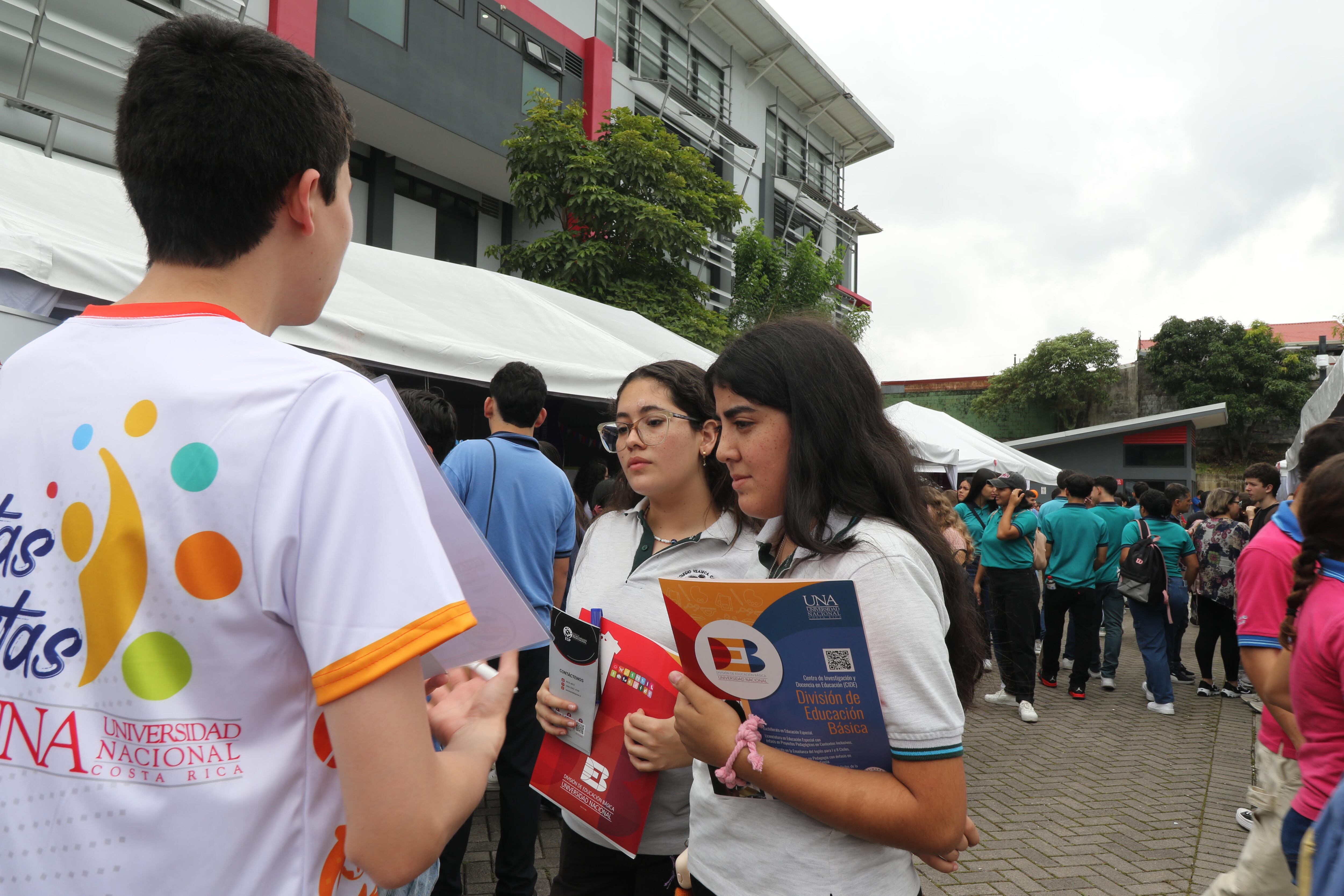 Feria vocacional en la UNA