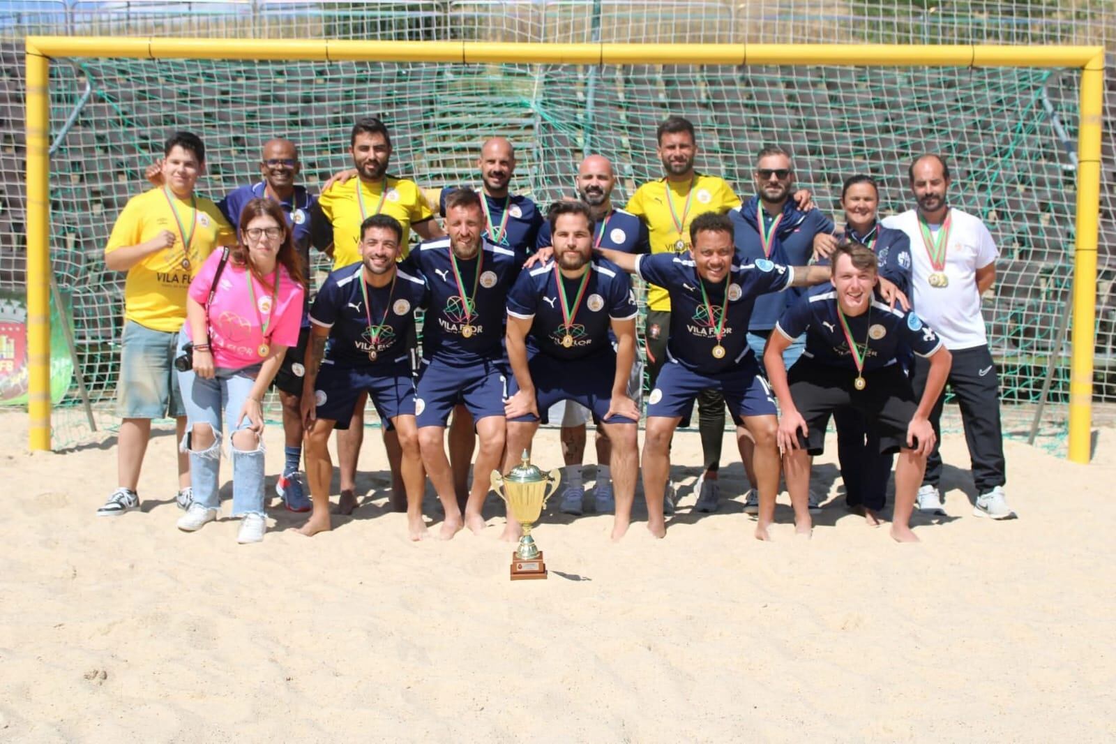 Denis Montoya, entrenador de fútbol playa, campeón en Portugal