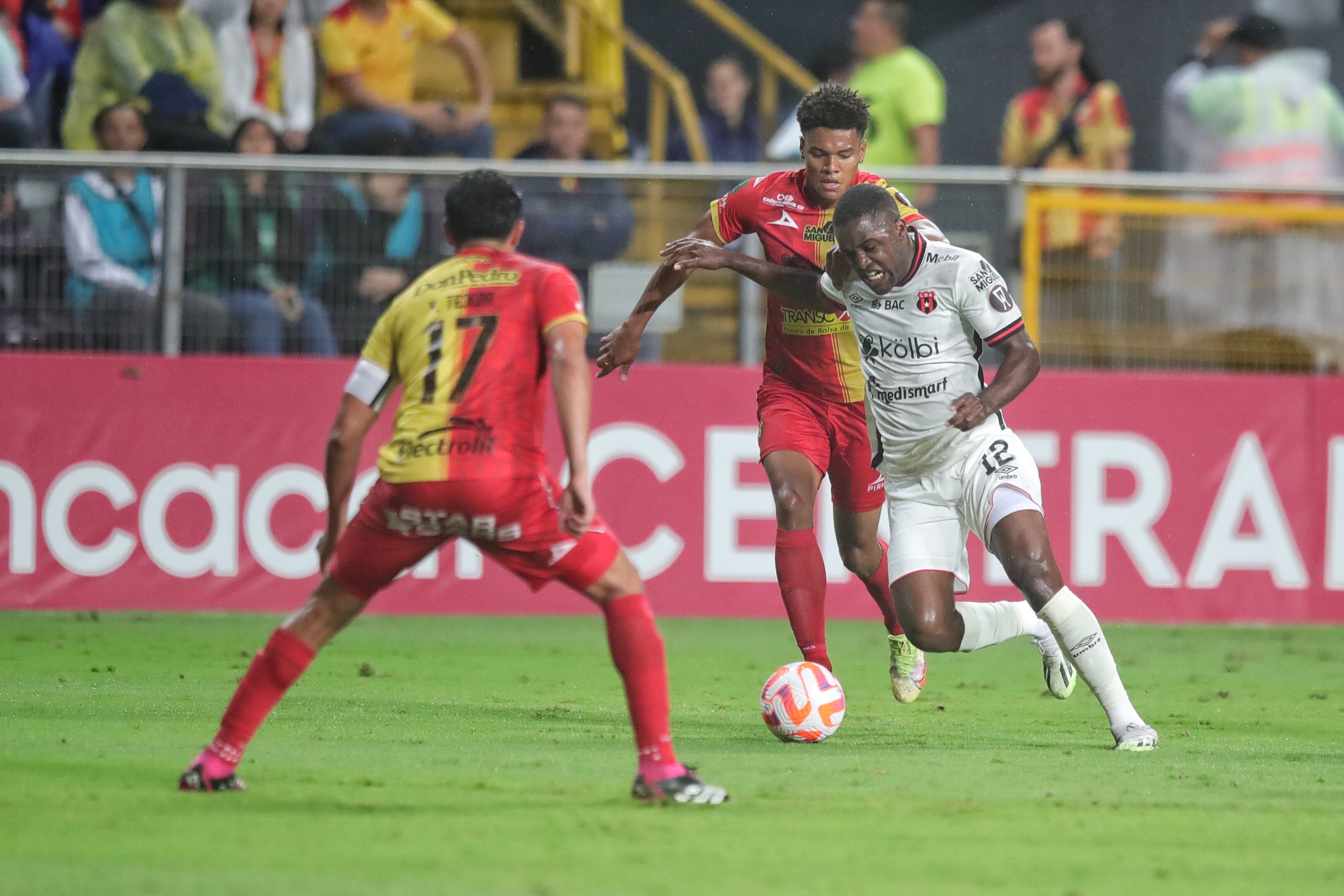 25/10/2023/ Juego entre el Club Sport Herediano vs Liga Deportiva Alajuelense por la copa centroamericana de CONCACAF en el estadio Ricardo Saprissa / Foto John Durán