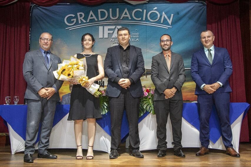 Esther Pocasangre, una joven de 22 años, es la primera estudiante en graduarse del técnico en mantenimiento aeronáutico en el IFA.