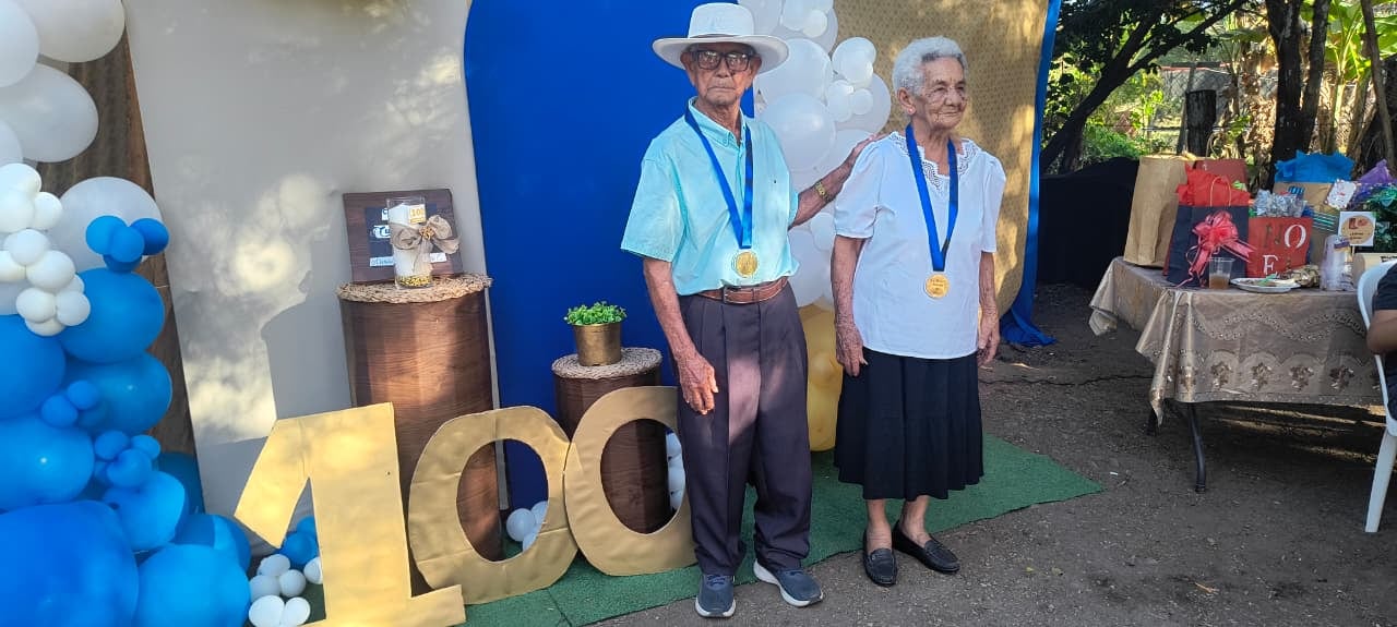 Armando Navarrete Cascante, de San Blas de Sardinal, en Carrillo, Guanacaste, decidió celebrar sus 100 años como se debe: con misa, cimarrona, pólvora, baile y el calor de una familia enorme que lo arropa y lo admira. En la foto don Armando (izquierda) con su esposa Josefa Cascante