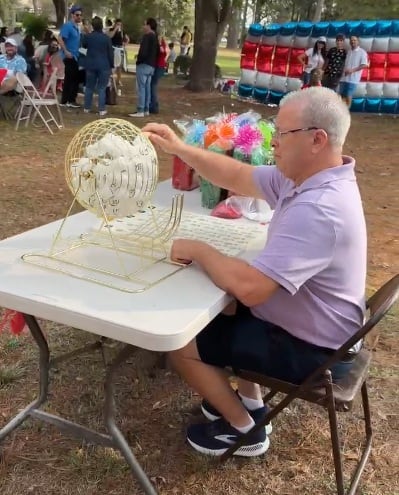 Ruth Jiménez Ramírez y otros compatriotas convertirán el parqueo de edificio donde esta el Consulado de Costa Rica en Houston, Texas (Estados Unidos) en un auténtico turno a la tica, cargado de comida criolla, música nacional, banderas tricolores y un profundo respeto por la democracia que ha distinguido al país durante décadas el próximo 1 de febrero.