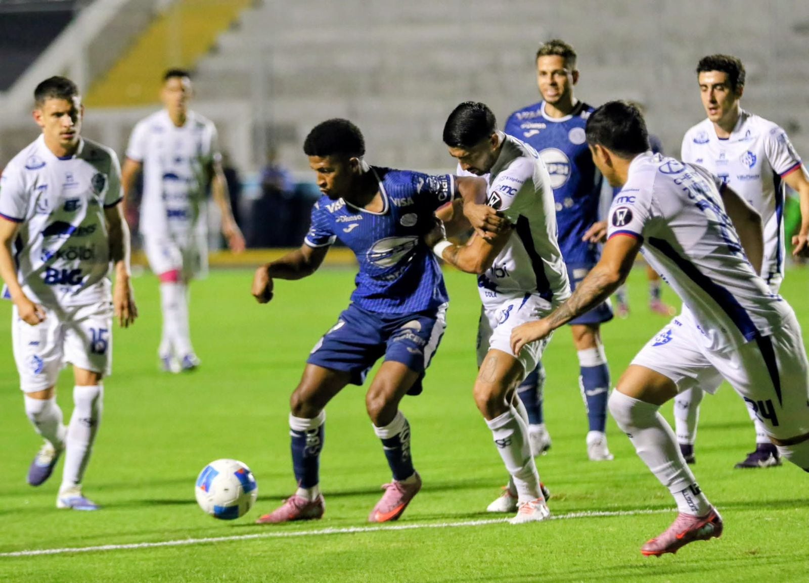 El partido entre Motagua y Cartaginés es entretenido en el Estadio "Chelato" Uclés.