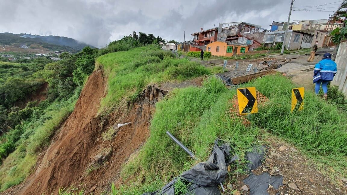 Lluvias aceleran movimiento del deslizamiento que afecta a la urbanización Valladolid en Desamparados. Foto CNE.
