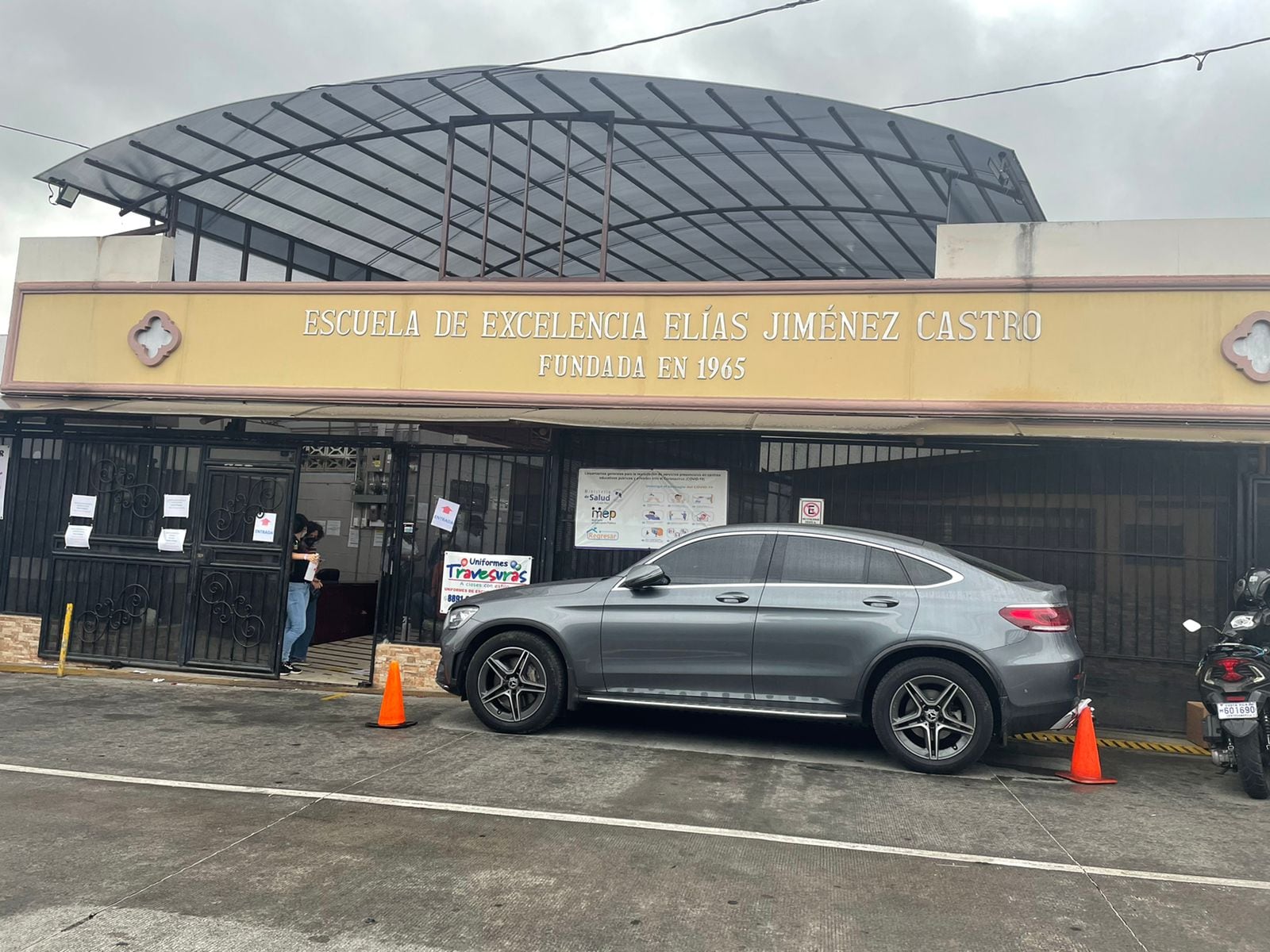 Adulto mayor fallece en Junta Electoral 713 de la escuela Elías Jiménez. Foto cortesía.