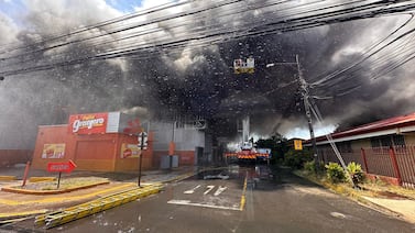 Devastador incendio consume bodega en Cinco Esquinas de Tibás