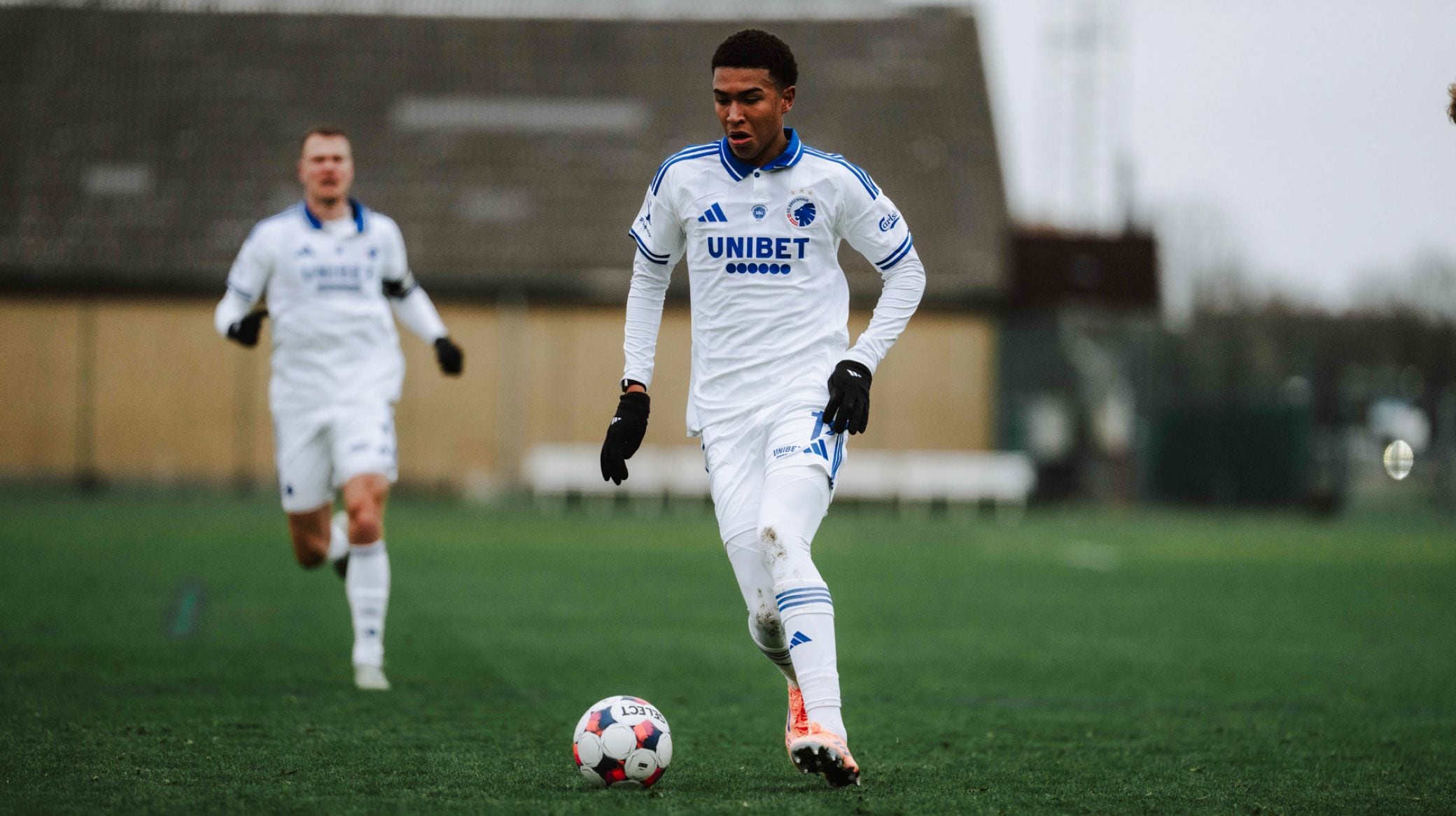 Kenay Myrie conduce un balón en el juego entre el Copenhague y el B.93.