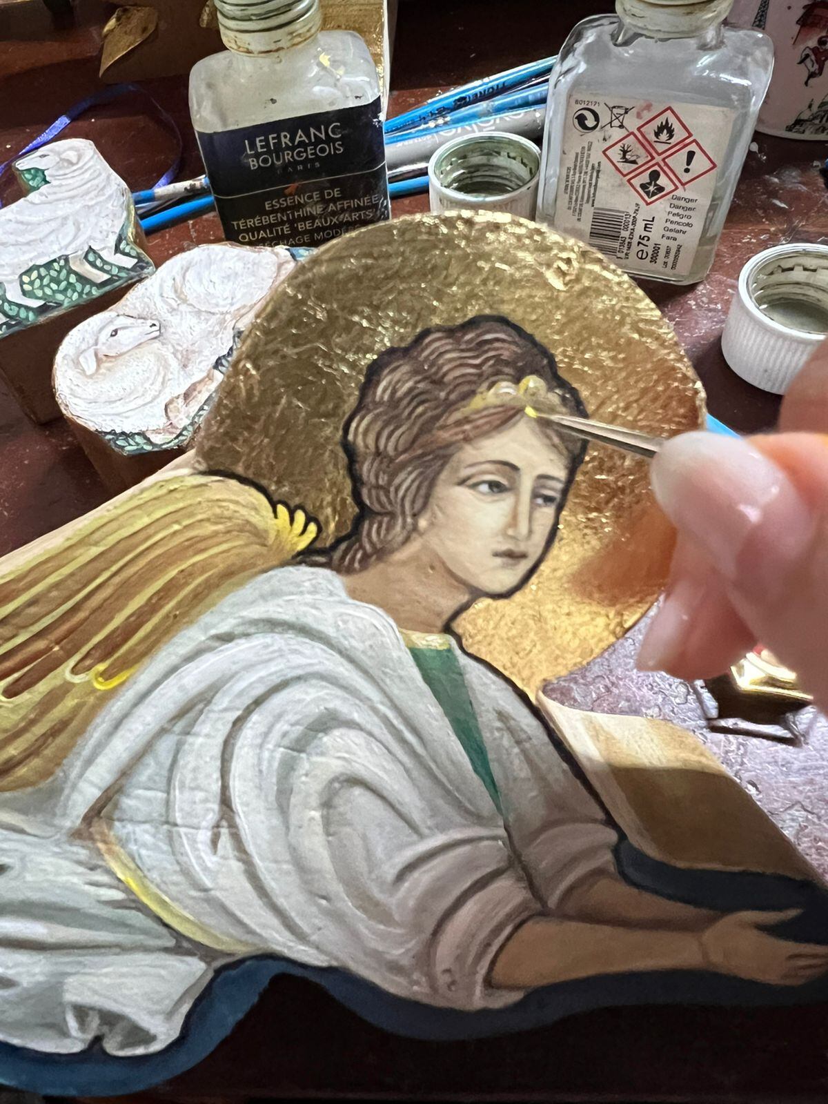 El papa León XIV bendecirá, el 15 de diciembre del 2025, un pesebre llamado Gaudium (Gozo) de la artista sacra costarricense Paula Sáenz el cual se exhibirá en el aula Paulo VI del Vaticano