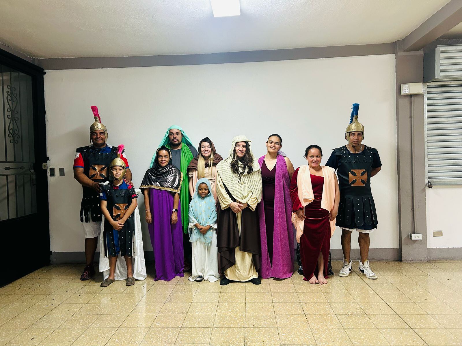 Laura Campos Lara jamás imaginó que, a sus 30 años, siendo farmacéutica de profesión y sin una sola experiencia en el mundo del teatro, terminaría poniéndose el manto azul de la Virgen María, la madre de Jesús, en plena Semana Santa