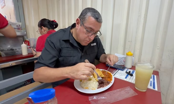 Nos fuimos al Mercado Borbón y encontramos en la soda La Bendición el casado a mil colones, también encontramos en el Mercado Central de San José, el casado más caro.