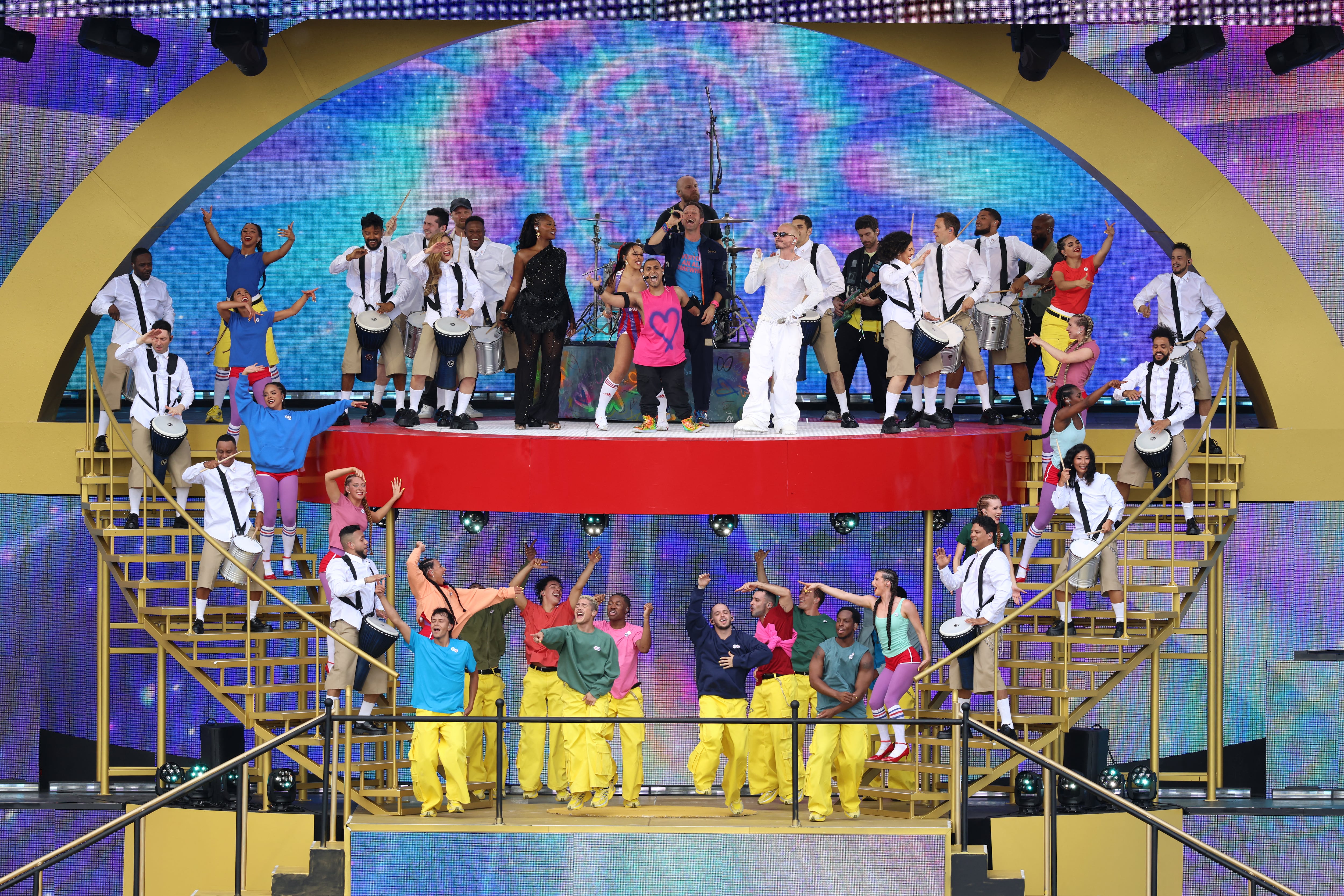 El cantante nigeriano Tems, la rapera estadounidense Doja Cat, el cantante australiano Emmanuel Kelly, el cantante colombiano J Balvin y la banda británica Coldplay se presentan durante el espectáculo de medio tiempo de la final de la Copa Mundial de Clubes