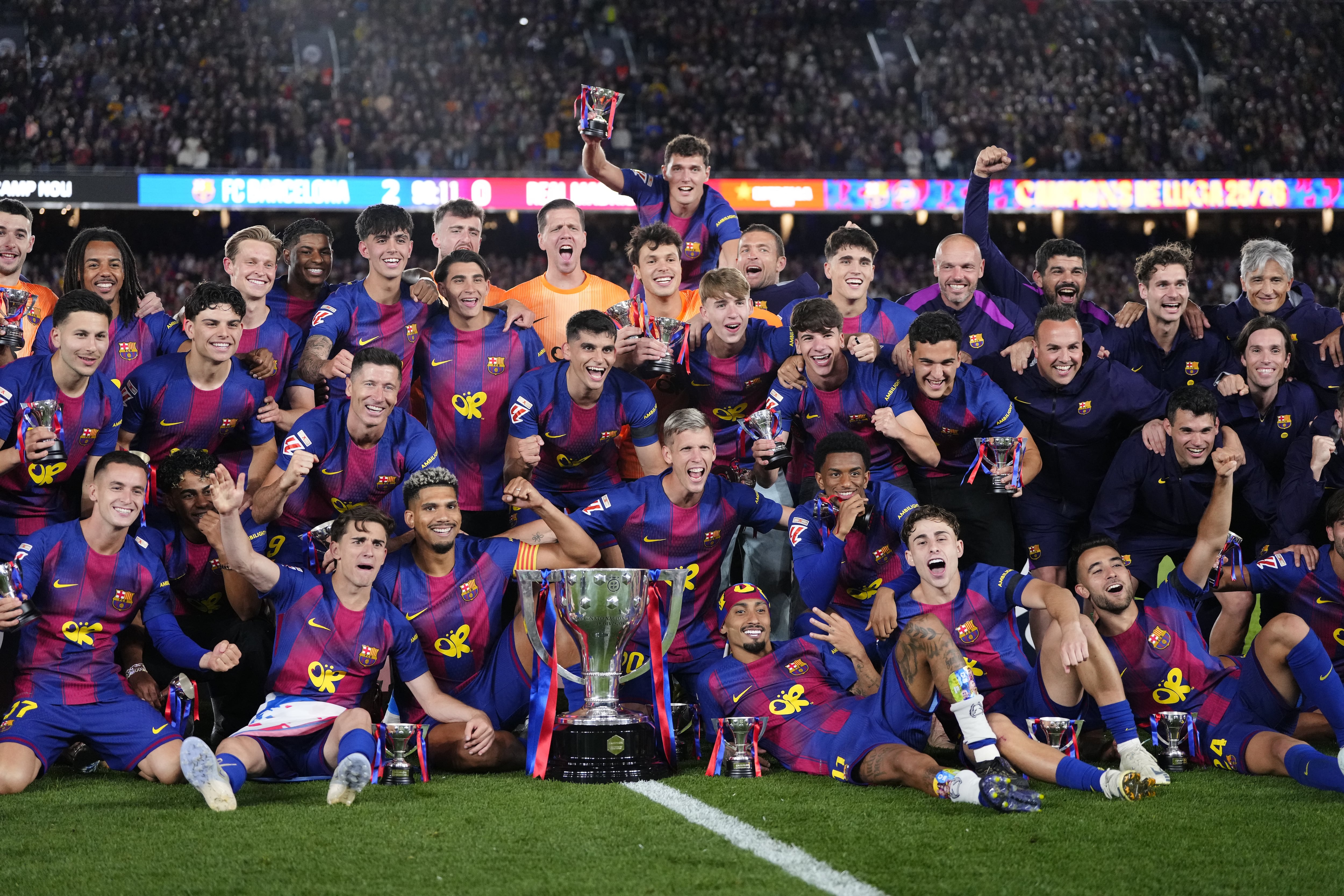 El Barcelona celebra el título de la Liga Española luego de dejar tendido al Real Madrid en este clásico y en toda la temporada.