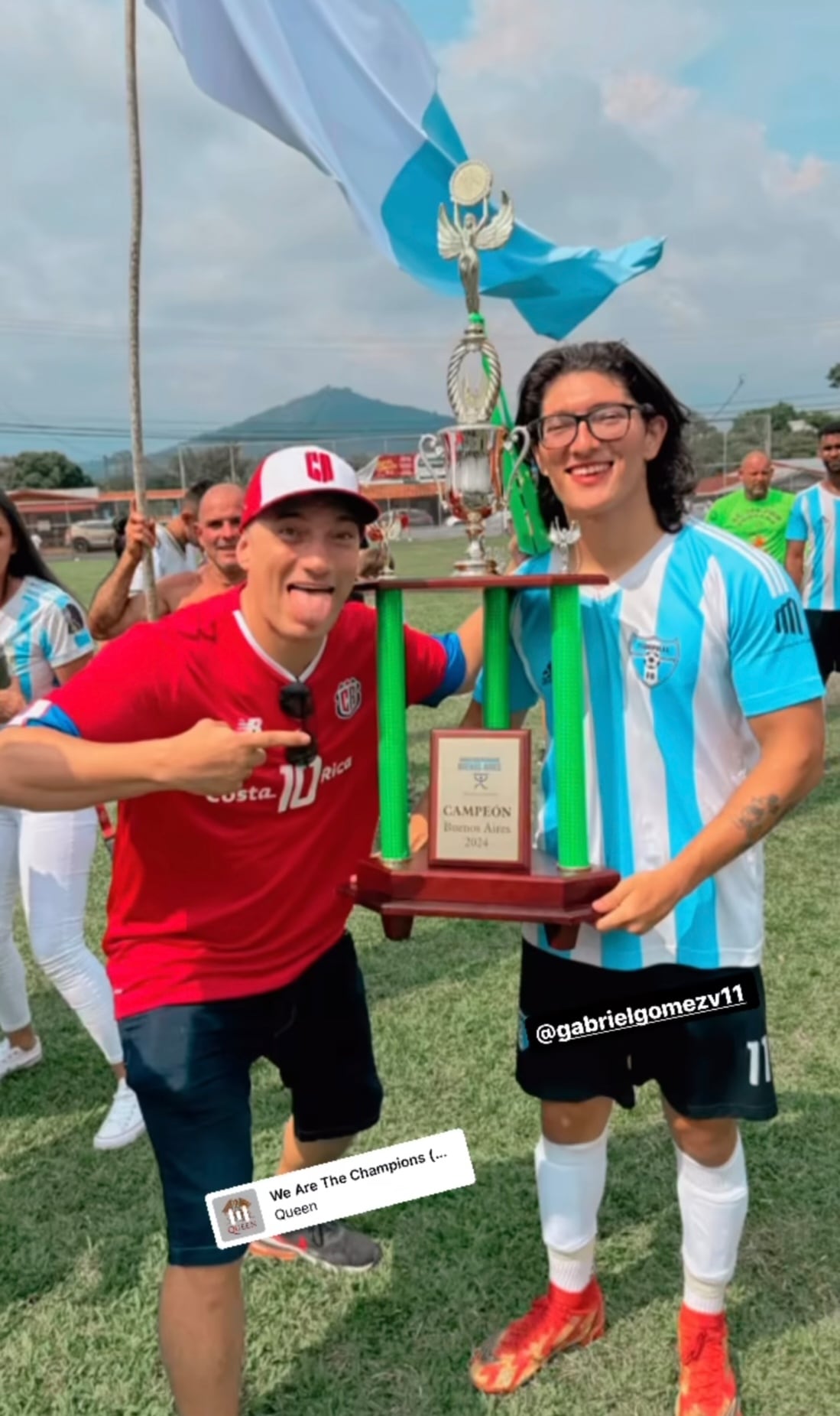 Tapón estaba muy feliz que su hijo Gabriel Gómez y sus compañeros del equipo lograran ganar el torneo local y ser campeones.