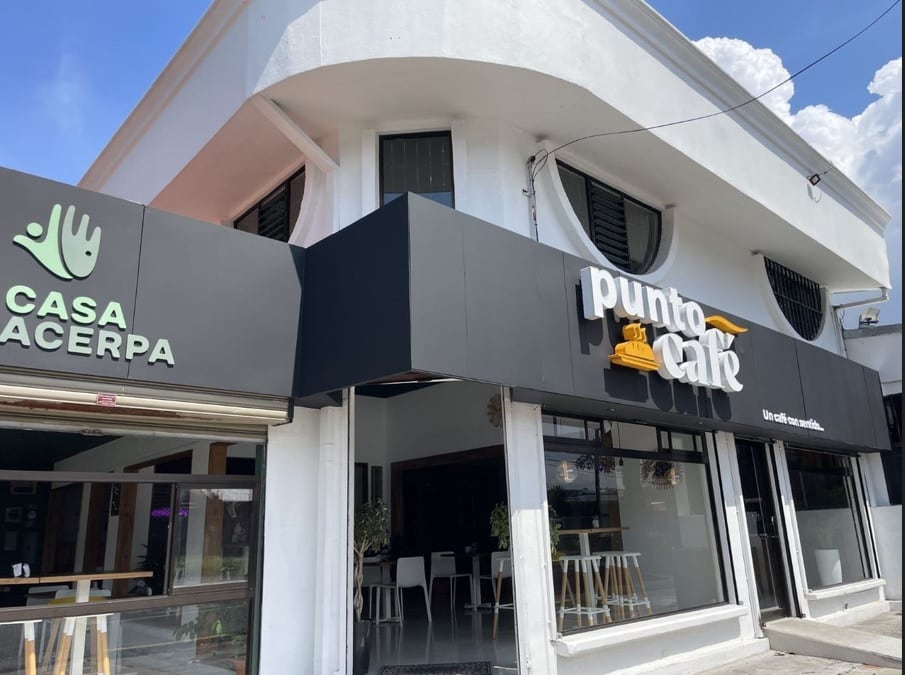 La la Asociación Centro de Rehabilitación para el Adicto (Casa ACERPA) tiene dos cafeterías que se llaman Punto Café y todo el dinero que generan es para ayudar a adictos a dejar las drogas