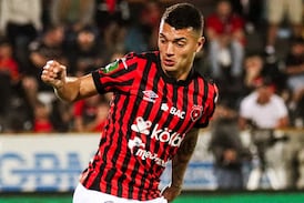 El solidario gesto del camerino de Alajuelense con un compañero que pasa uno de los momentos más duros de su carrera