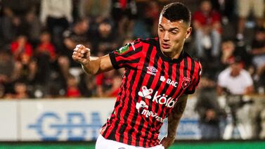 El solidario gesto del camerino de Alajuelense con un compañero que pasa uno de los momentos más duros de su carrera