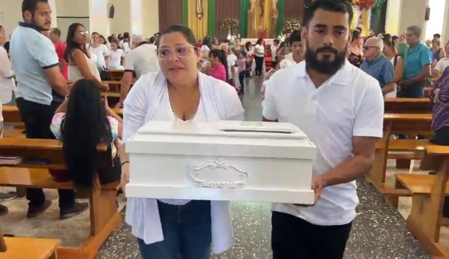Decenas de personas acompañaron a los papás de Isabella del Milagro en su funeral.