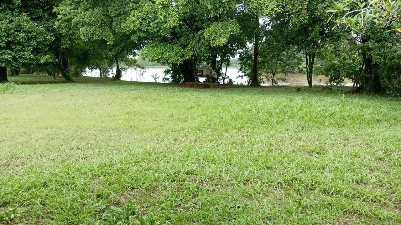 Dora Vanegas revisa el nivel del río Sarapiquí durante la noche.