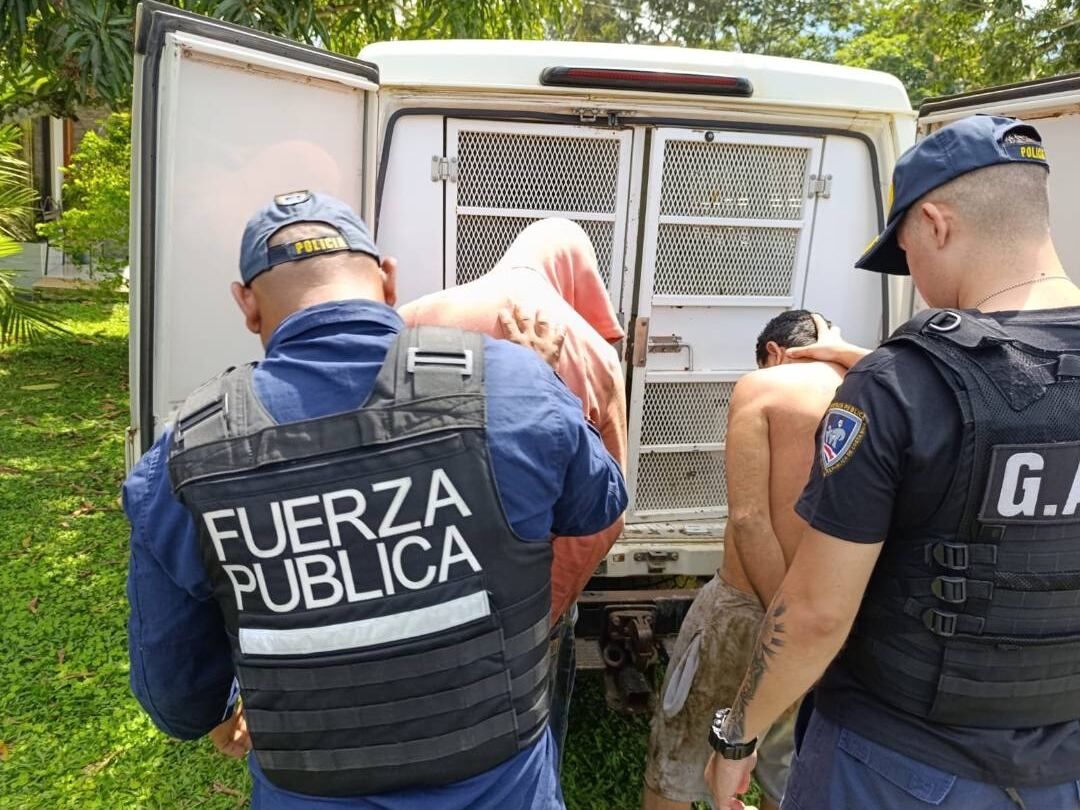 Sospechosos de robo de tráiler en Caldera. Foto Randall Picado/Facebook.