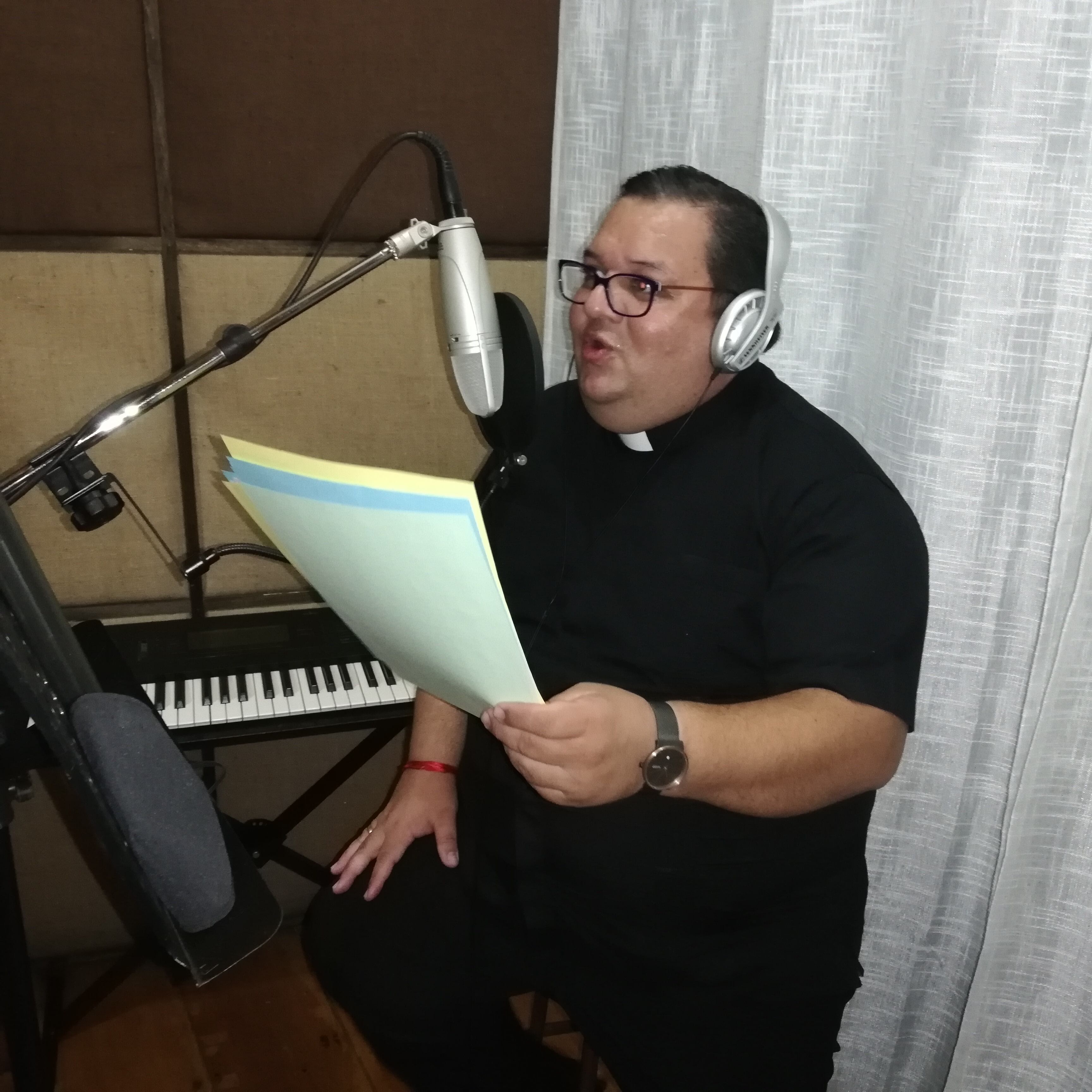 Cuatro sacerdotes de la diócesis de Ciudad Quesada están dándole duro, desde noviembre del año pasado, para tener listo un disco una semana antes de Semana Santa el cual se llamará “De la cruz a la resurrección”. En la foto, el padre Gerardo Francisco Alpízar Castro, cura párroco de la parroquia de San Roque