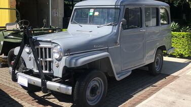 Corrió al banco a sacar un préstamo personal para regalarle un clásico Willys a su esposa