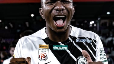 ¿Quién es el multimillonario detrás del nuevo club de Jeyland Mitchell y su conexión con la Premier League?