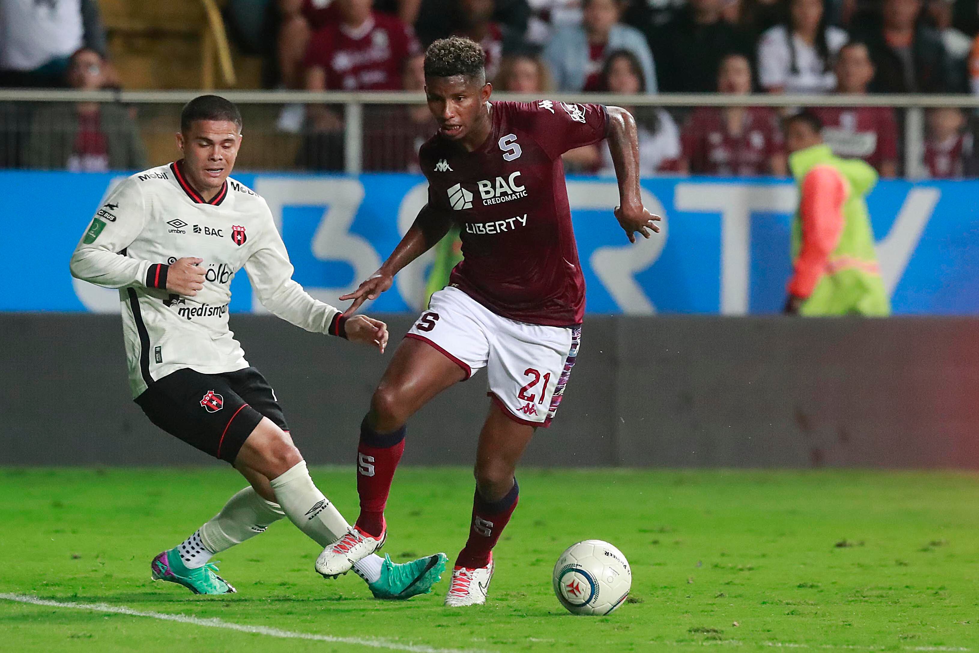 04/11/2023 Estadio Ricardo Saprissa, Tibás. El Deportivo Saprissa recibió a la Liga Deportiva Alajuelense, en una nueva versión del Clásico Nacional en partido de la jornada 18, Torneo de Apertura, Liga Promérica 2023.