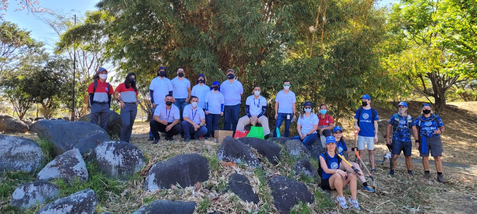 En este mes de marzo, por primera vez, se han unido cuatro instituciones que lograron el permiso del Instituto Costarricense del Deporte y la Recreación (Icoder) para poder meterle mano con la limpieza al lago