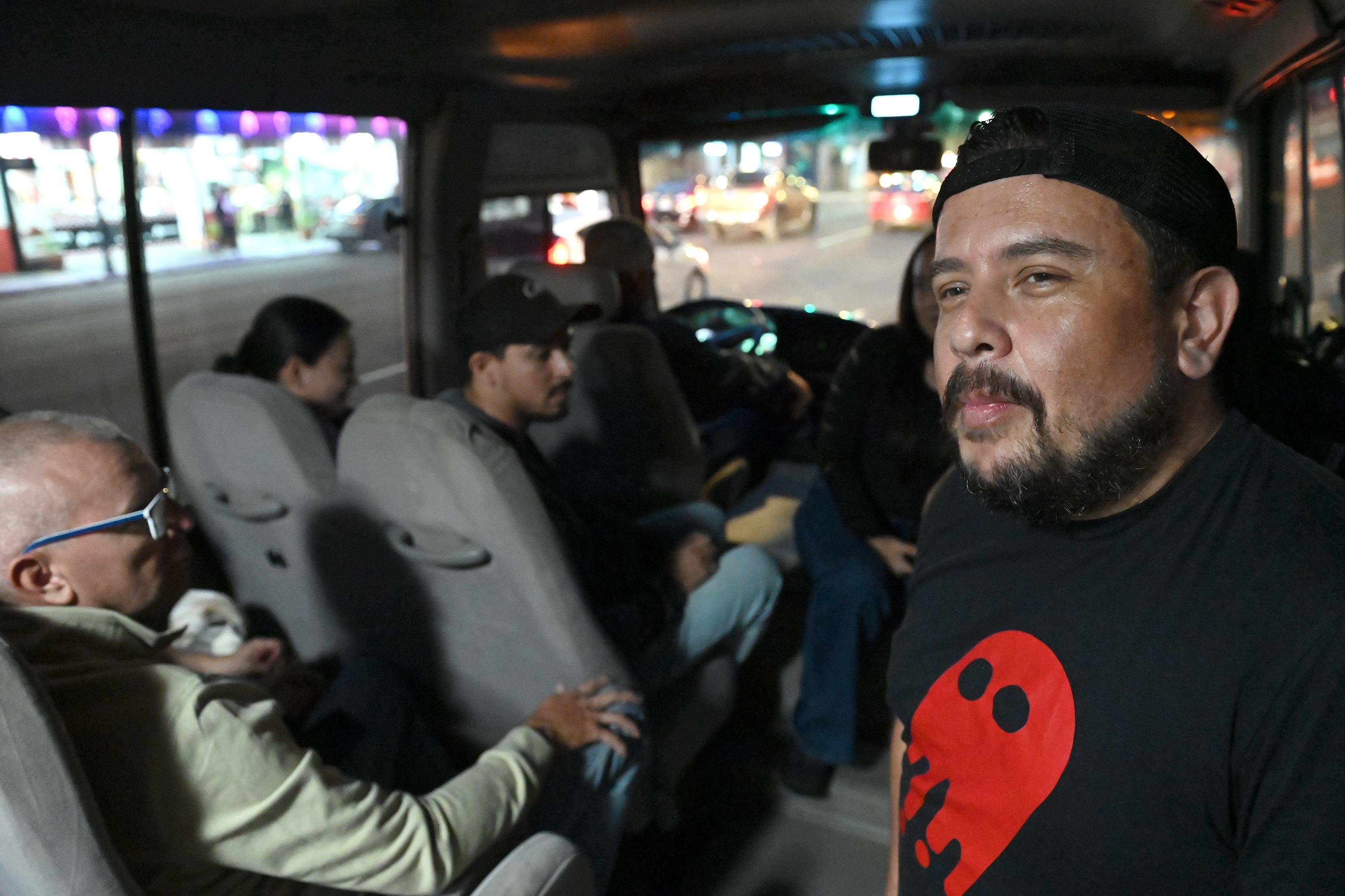 10 de mayo del 2025. San José. 18:00 hrs. Tour San José Encantado. Un grupo de 22 personas entre los 20 y 40 años participó en un recorrido por diferentes edificios y lugares de la capital en donde se ha comprobado la presencia de actividad paranormal.  El cementerio obrero, el general, el Museo de los Niños, La Clínica Bíblica; entre otros, forman parte del recorrido en el que Israel, el guía, explica en base a sus investigaciones y evidencias fotográficas y de audios los eventos fuera de lo natural que ocurren en esos espacios. En la foto: El grupo fue llevado en una buseta a las diferentes ubicaciones y el guía Israel narró los eventos que ahí ocurren. Los guías Israel Barrantes y Samantha Salas fueron los encargados de explicar el tour. Foto: Albert Marín para la Teja.