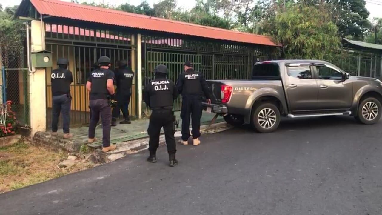 Detienen a profesor sospechoso de abusar de menor de 15 años en Miramar de Puntarenas. Foto Andrés Garita.