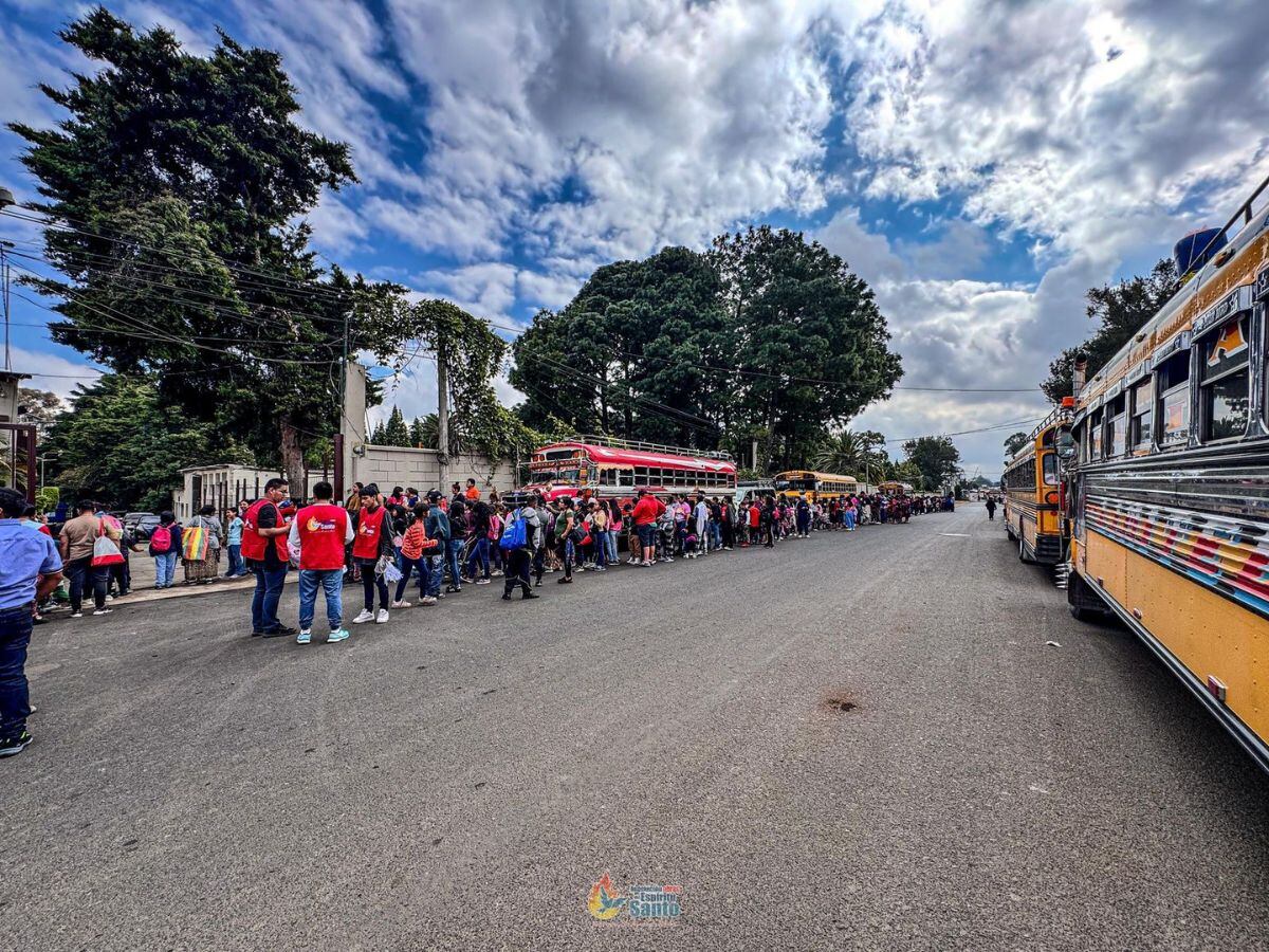Las filas para subirse a los buses parecían interminables, pero por dicha todos lograron encontrar un espacio para celebrar la navidad. Foto: Cortesía Obras del Espíritu Santo.
