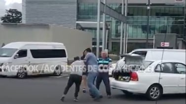 Aparente choque desató violento pleito entre conductores en Heredia