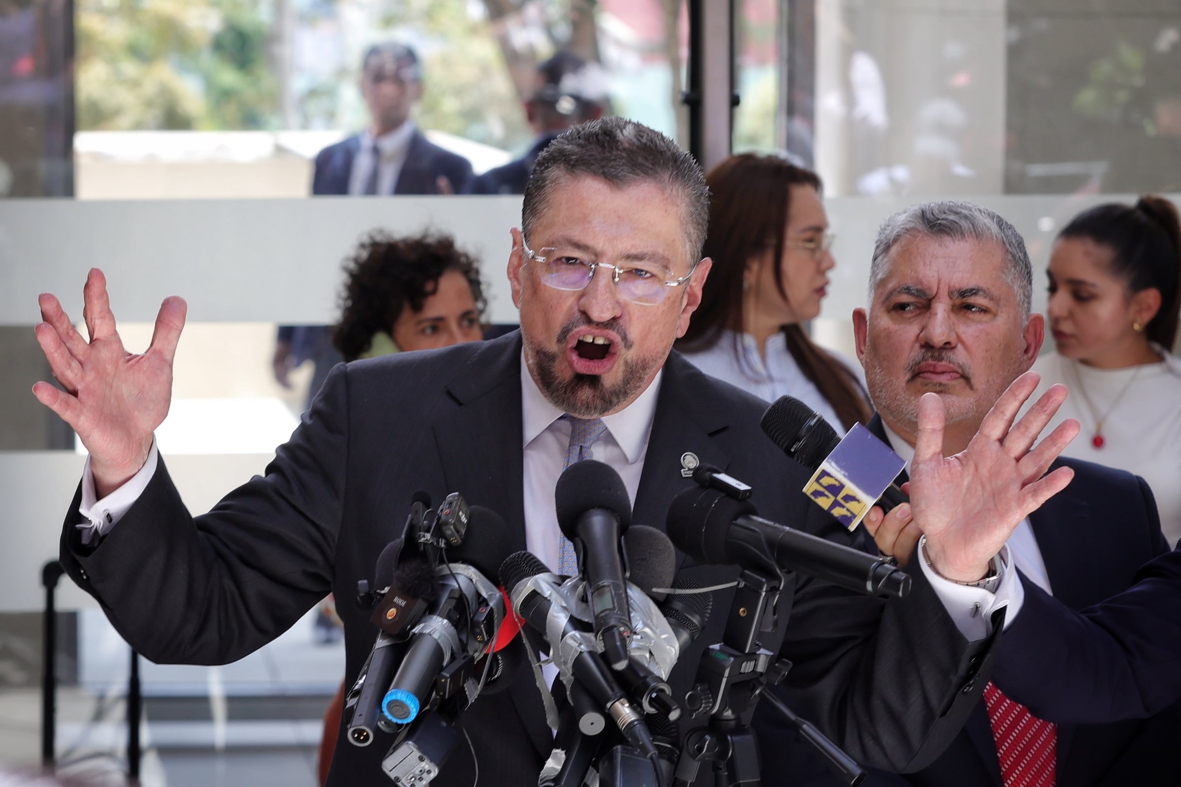 Rodrigo Chávez posterior a la comparecencia con diputados en la Asamblea Legislativa