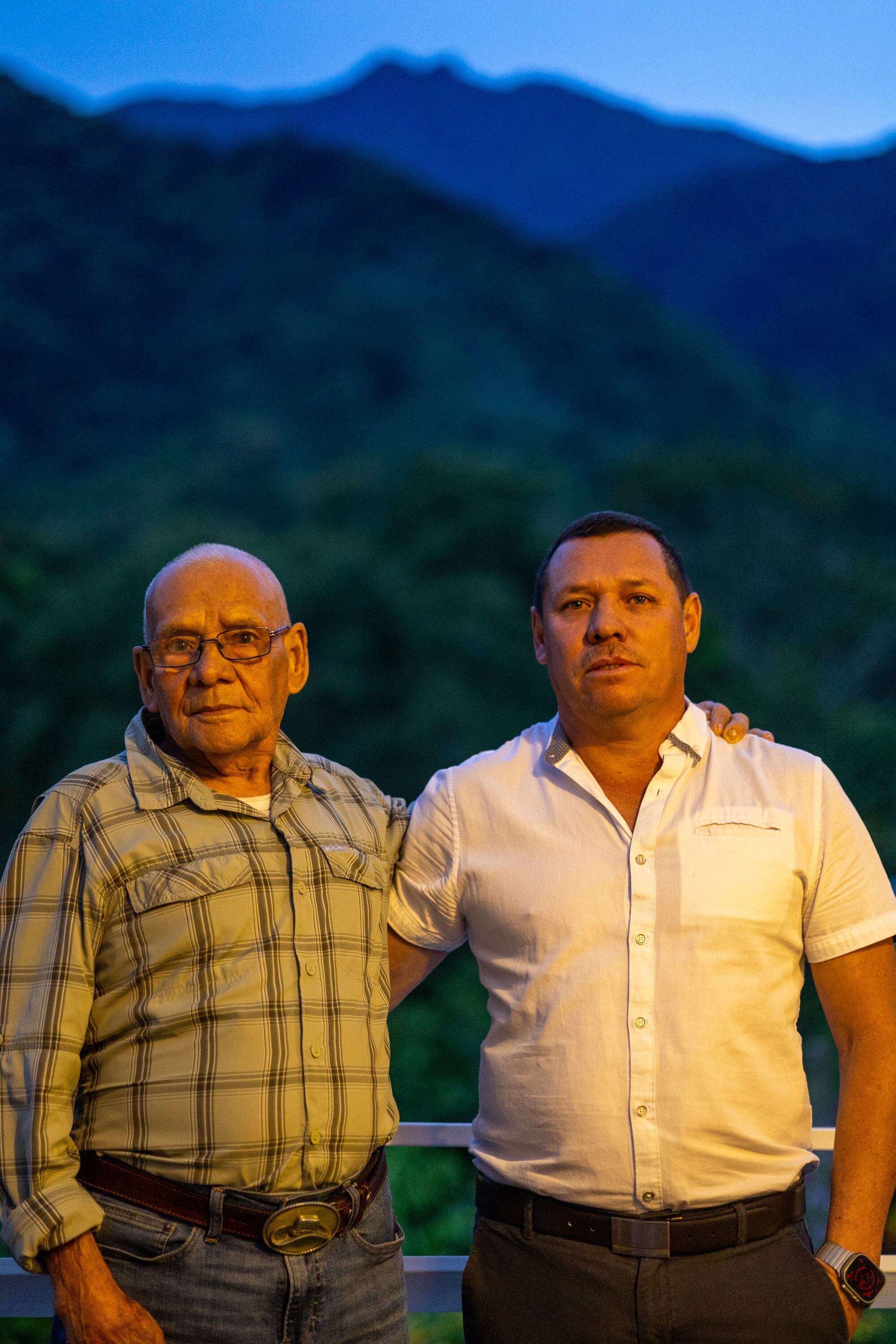 03/09/2024, San Jose, Perez Zeledón, entrevista con Rohel Romero propietario del Hotel Urán, que está situado a 100m de la entrada al sendero del Cerro Chirripó.  En la fotografía Ulises Romero y Rohel Romero.