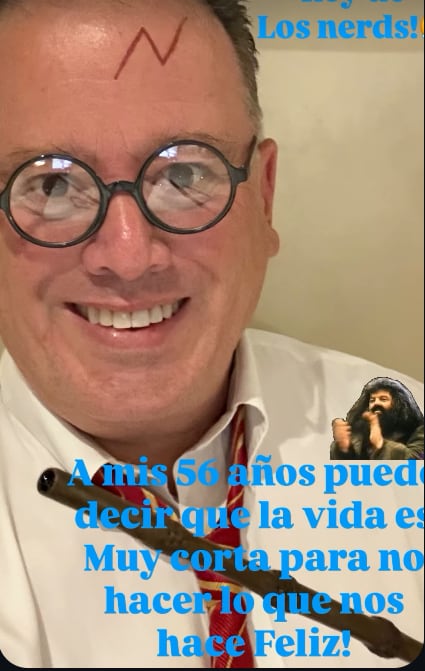 Don Stockwell, empresario artístico, celebrando sus 56 años al estilo de Harry Potter.