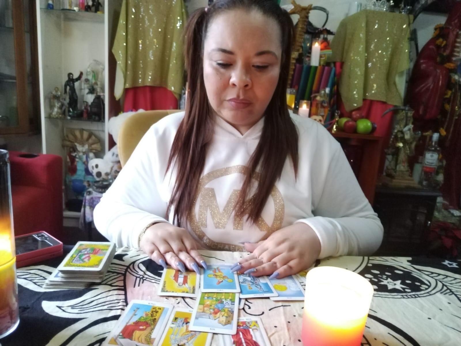 El pasado lunes 2 de diciembre, a eso de las 2:40 de la tarde, en el consultorio de Mithzi Bonilla, popularmente conocida en redes sociales como Mithzi Tarot, le tiramos las cartas al Gordo Navideño