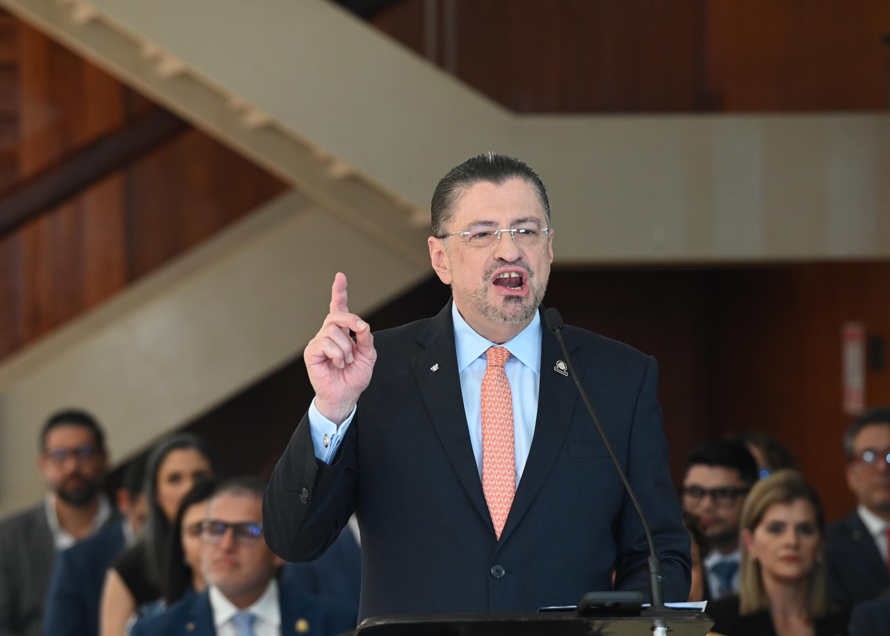 Presidente Chávez anuncia renuncia y sustitución de 5 ministros del gabinete.