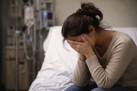 Mujer tenía dolor de garganta y pensó que era gripe, pero terminó en coma por seis días