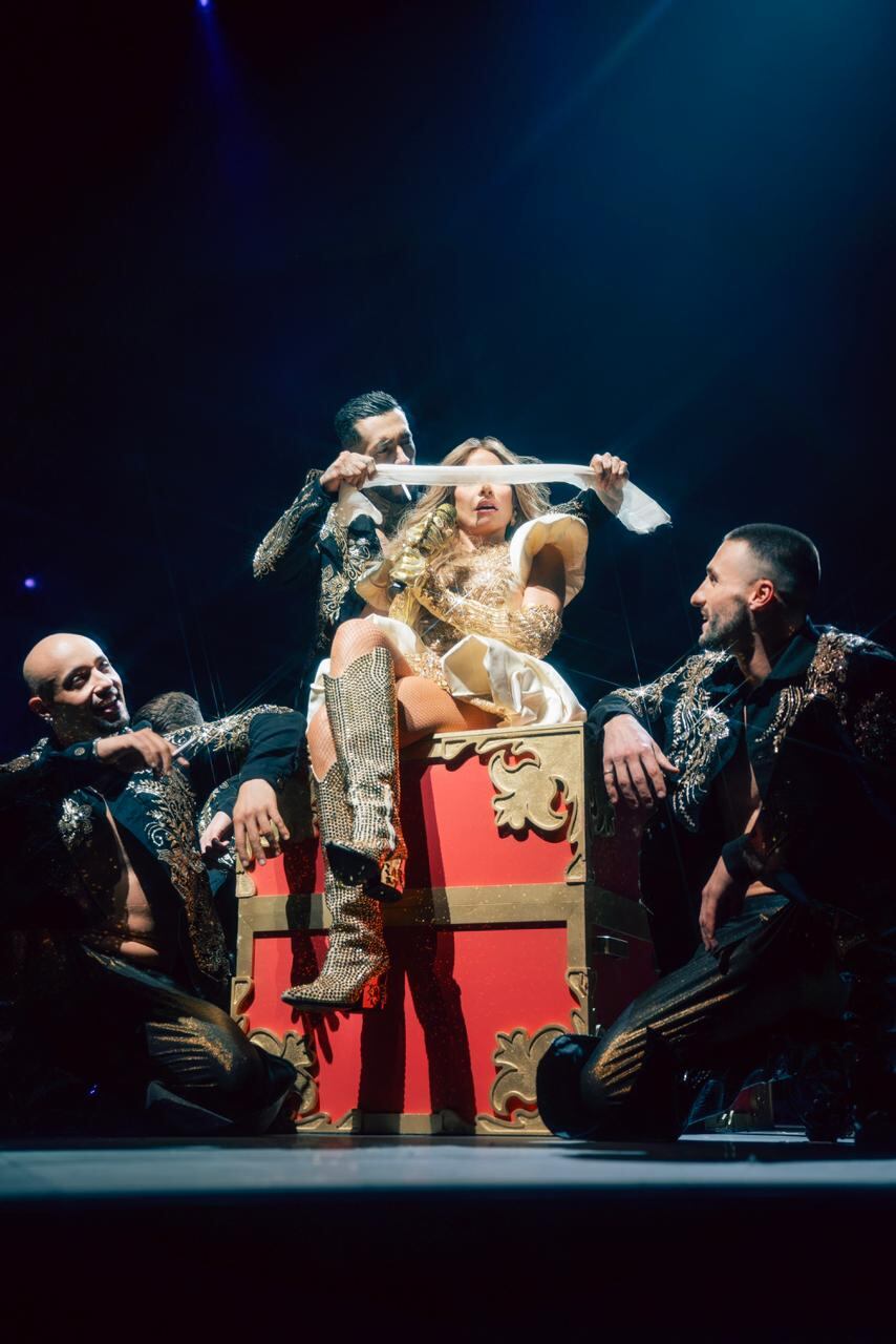 Michael Rubí y el bailarín Alek T. Palinski en el concierto de Gloria Trevi