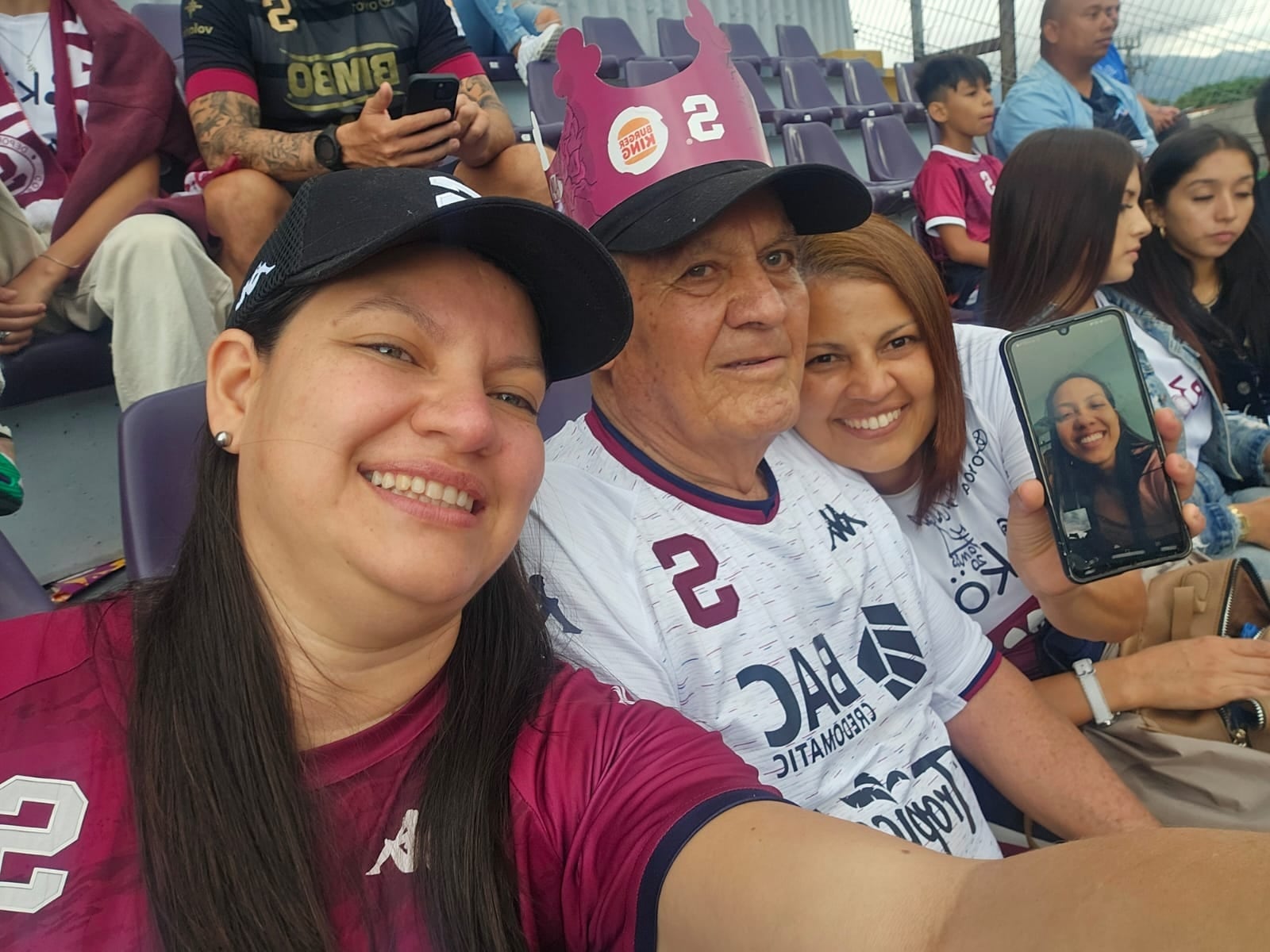 El día que fueron al estadio Saprissa a don Rafael Zamora hasta le hicieron uno videollamada con una hija que vive en Miami. Foto: Cortesía