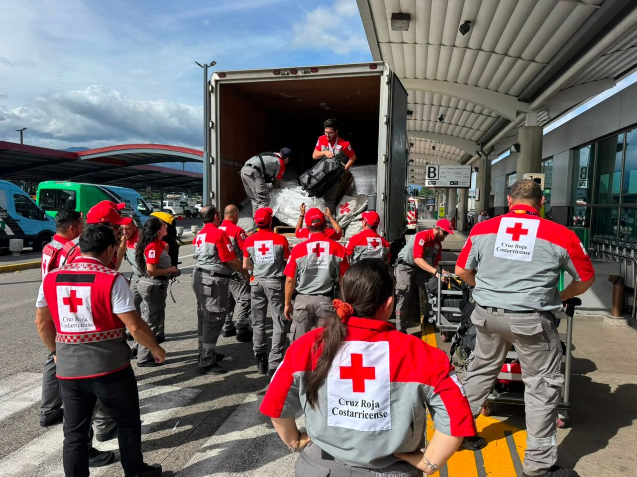 Cruzrojistas ticos viajan a Venezuela para ayudar tras la tragedia