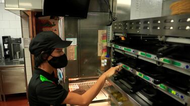 ¿Busca trabajo? Empresa de comidas rápidas hará una feria de empleo