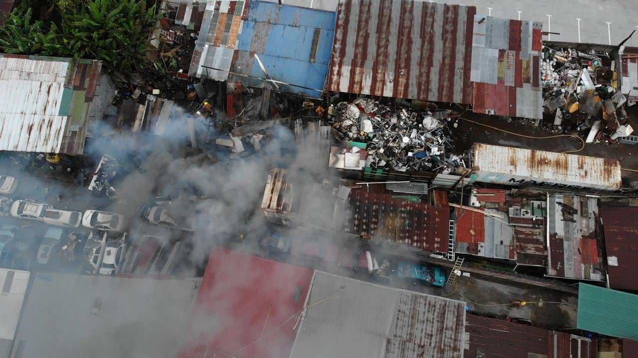 El enorme incendio que ocurrió en el cruce Los Ángeles en Ipis, Goicoechea destruyó una vivienda, una cuartería (10 cuartos), una chatarrera y tres apartamentos. Foto: Bomberos