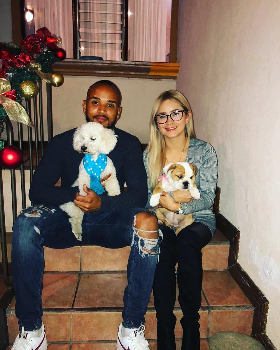 El defensor del Santos, Pablo Arboine y sus perros Baby y Holly. Cortesía.