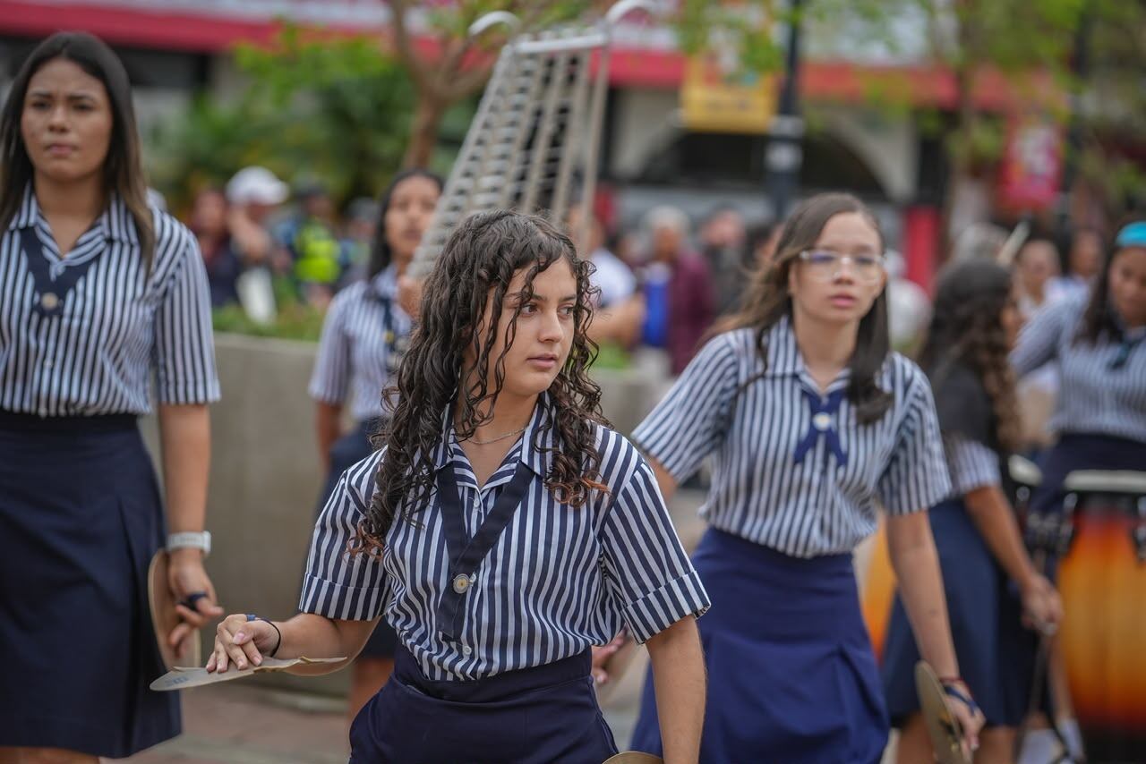 calle 9 de San José, conocida como el Paseo de los Estudiantes, un sitio que este lunes volvió a llenarse de vida cuando más de mil estudiantes recorrieron el mismo camino que hace más de un siglo otros jóvenes convirtieron en símbolo de libertad.